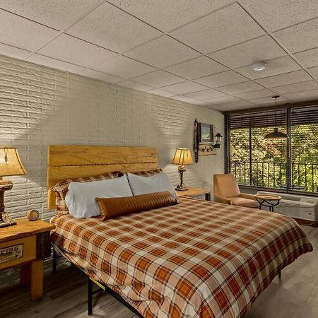 Stonegate Lodge King Bed Wifi 50 Roku Tv Salt Water Pool Room #104 Eureka Springs Bagian luar foto