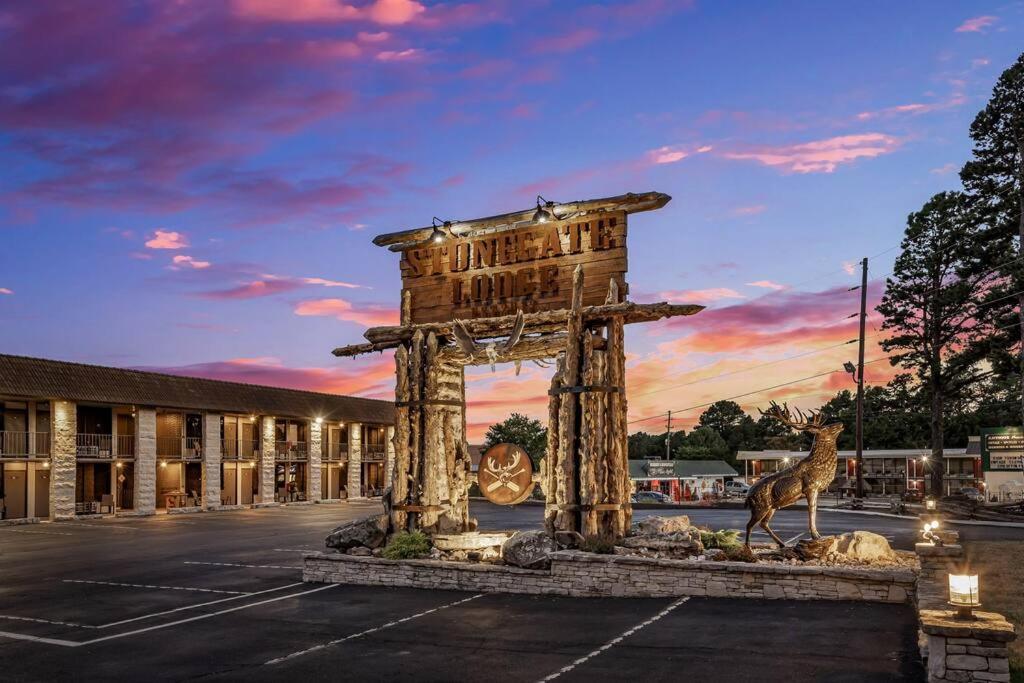 Stonegate Lodge King Bed Wifi 50 Roku Tv Salt Water Pool Room #104 Eureka Springs Bagian luar foto