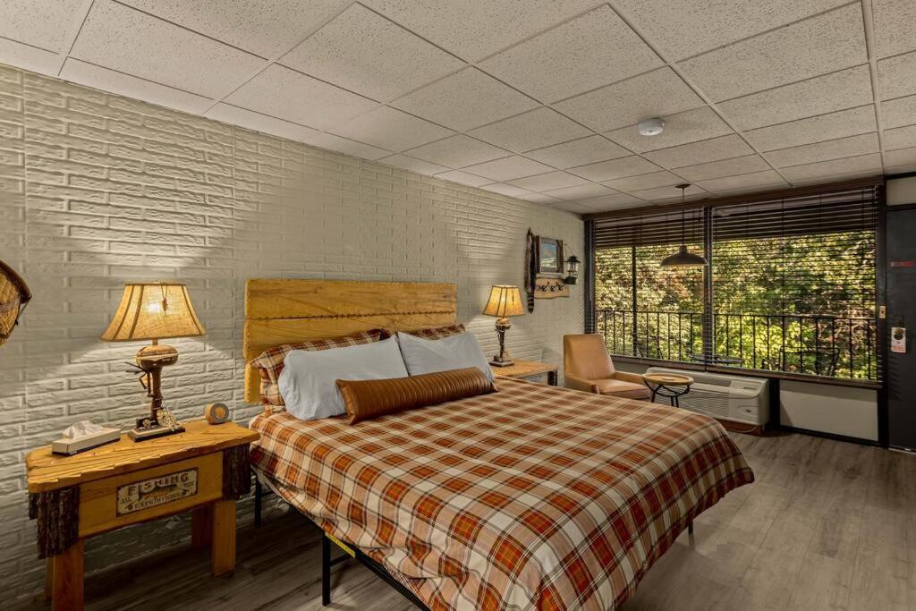 Stonegate Lodge King Bed Wifi 50 Roku Tv Salt Water Pool Room #104 Eureka Springs Bagian luar foto
