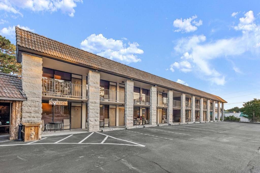 Stonegate Lodge King Bed Wifi 50 Roku Tv Salt Water Pool Room #104 Eureka Springs Bagian luar foto