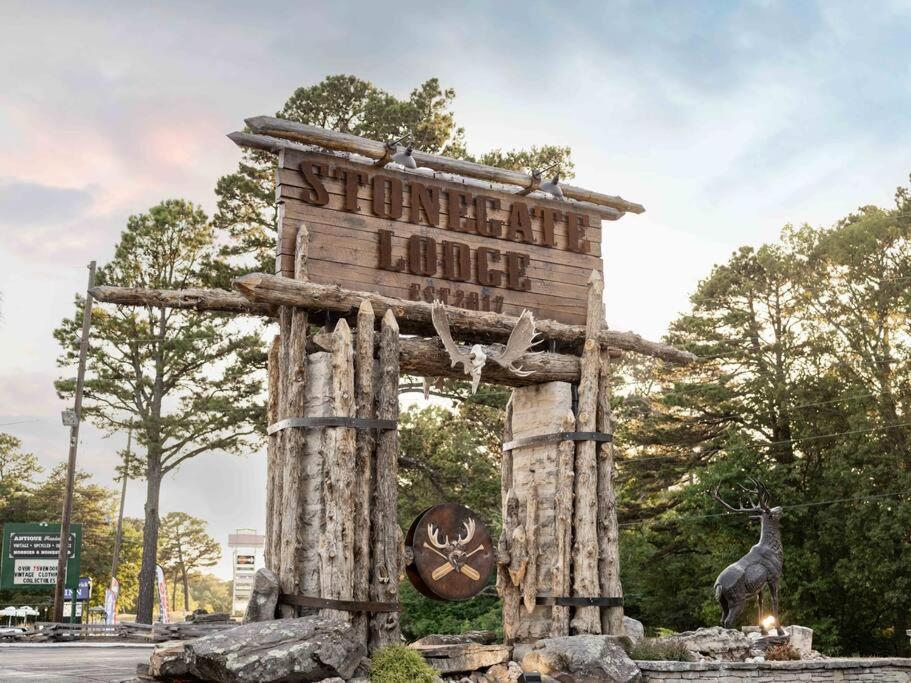 Stonegate Lodge King Bed Wifi 50 Roku Tv Salt Water Pool Room #104 Eureka Springs Bagian luar foto