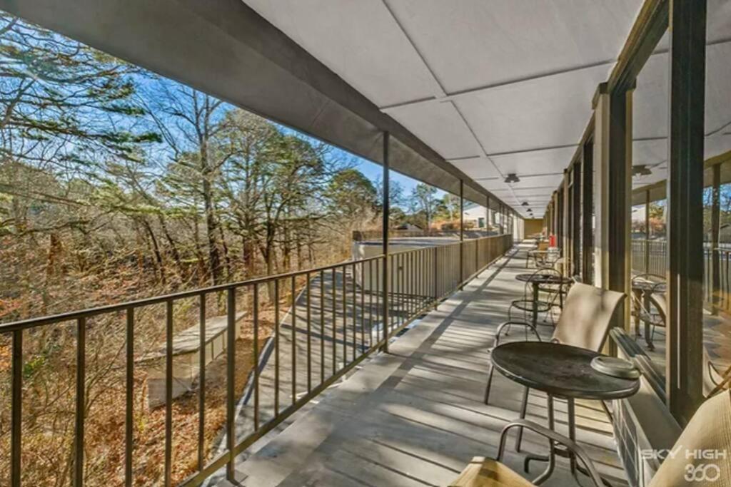 Stonegate Lodge King Bed Wifi 50 Roku Tv Salt Water Pool Room #104 Eureka Springs Bagian luar foto