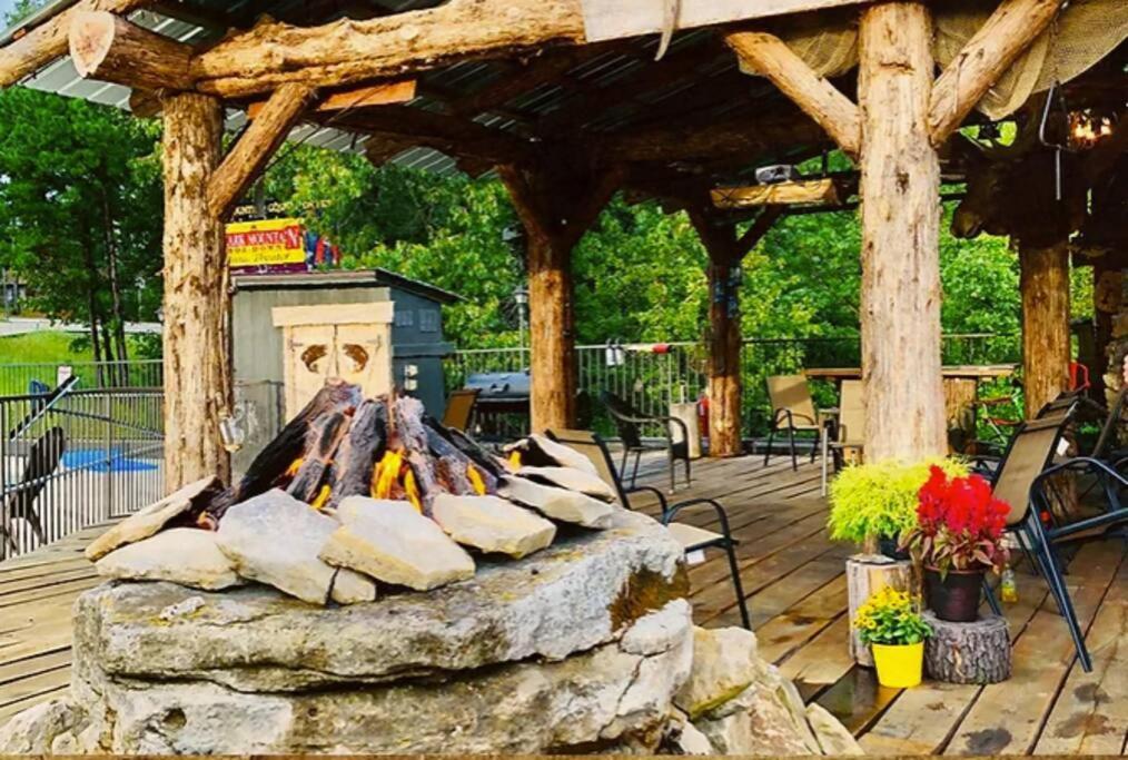 Stonegate Lodge King Bed Wifi 50 Roku Tv Salt Water Pool Room #104 Eureka Springs Bagian luar foto