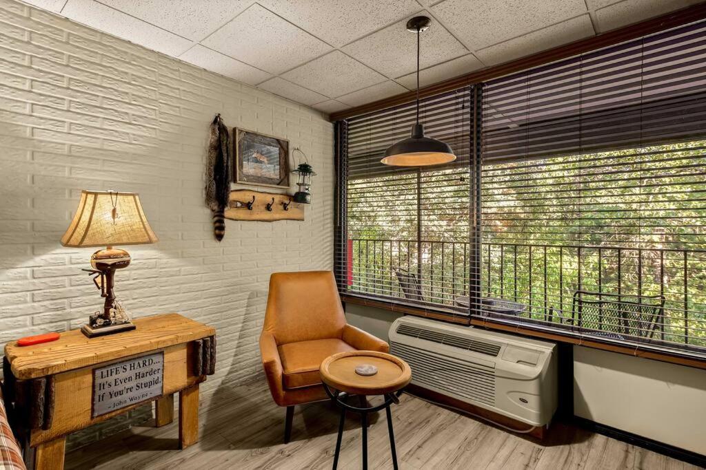 Stonegate Lodge King Bed Wifi 50 Roku Tv Salt Water Pool Room #104 Eureka Springs Bagian luar foto