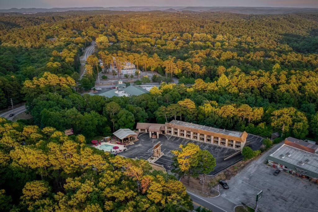 Stonegate Lodge King Bed Wifi 50 Roku Tv Salt Water Pool Room #104 Eureka Springs Bagian luar foto
