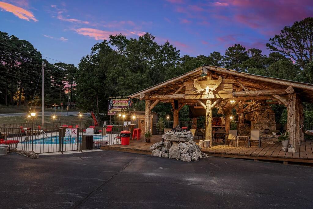 Stonegate Lodge King Bed Wifi 50 Roku Tv Salt Water Pool Room #104 Eureka Springs Bagian luar foto